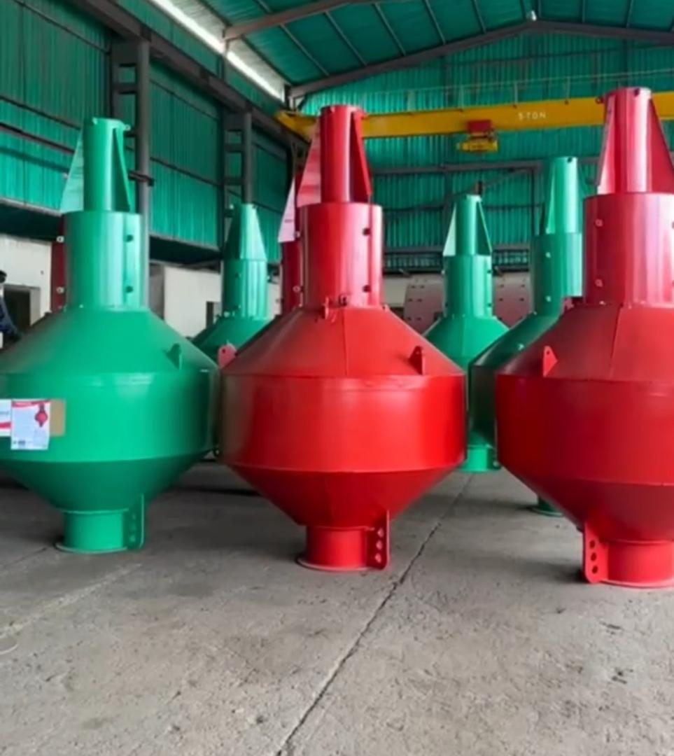 Conjuntos metálicos rojos y verdes dispuestos en una nave industrial